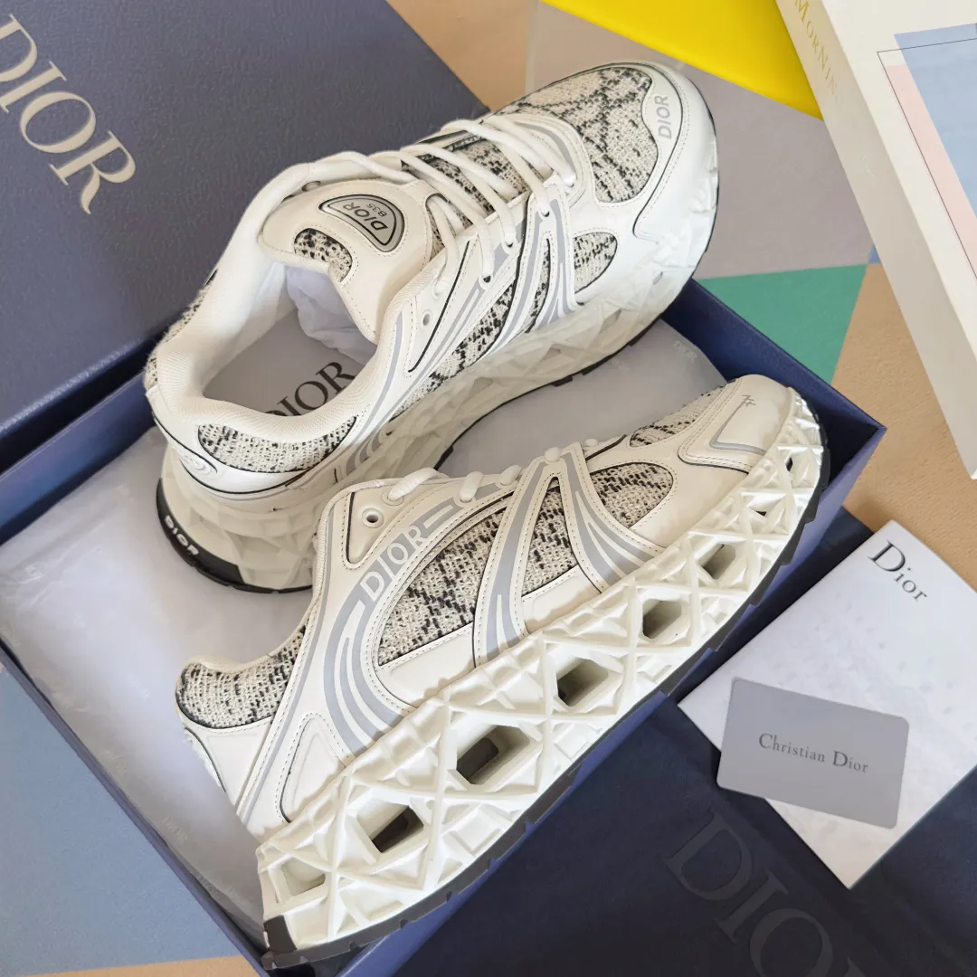 【DIOR】P:800💰 Men's 39-44. (Male 45.46 custom-made) Dior kawa Dior joint 2025ss casual sports shoes‼ ️ Reinterpret running shoes with dior’s haute couture style. b35 is made of fine-textured leather and mesh fabric materials. It can be worn in all seasons, is comfortable and breathable, and has many lines on the shoe body to outline details. It has a full retro three-dimensional feel and can create a casual look all year round!